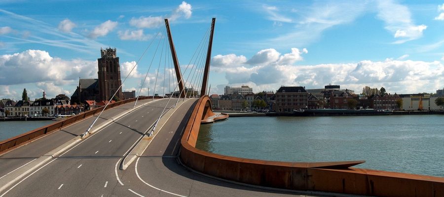 Ontwerp voor een tuibrug tussen Dordrecht en Zwijndrecht, met de Grote Kerk op de achtergrond